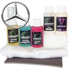 små flaskor innehållande läder och vinylfärg samt tillbehör för att färga bilklädsel av märket Mercedes Benz. Produkterna är från Viper Products